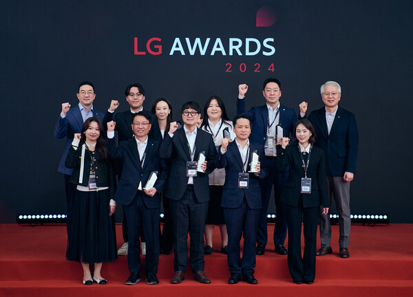 2024년 4월 2일 경기도 이천 LG인화원에서 열린 LG 어워즈에서 구광모 (주)LG 대표(뒷줄 왼쪽 첫번째)가 고객 대표, 수상자들과 기념 촬영을 하고 있다./ LG
