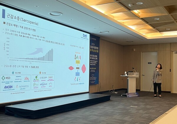 매일헬스뉴트리션 사코페니아연구소 연구진이 2024년 4월 4일과 5일 수원컨벤션센터에서 열린 '2024 한국응용약물학회 춘계학술대회'에서 연구결과를 발표하고 있다. / 사진=매일유업