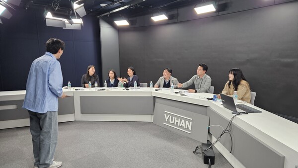 유한양행은 9일 회사 내 전문 스튜디오에서 한국어가 서툰 다문화 가정 아동들을 위해 임직원 참여 동화책 낭독 봉사활동을 실시했다. 사진은 이날 봉사활동에 참여한 임직원들의 모습. /유한양행