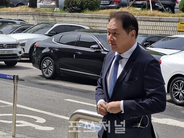 최태원 SK그룹 회장이 2024년 4월 16일 노소영 아트센터나비 관장과의 이혼소송 항소심 2차 변론기일에 출석하기 위해 서울 서초동 서울중앙지법에 출석하고 있다./사진=서영길 기자