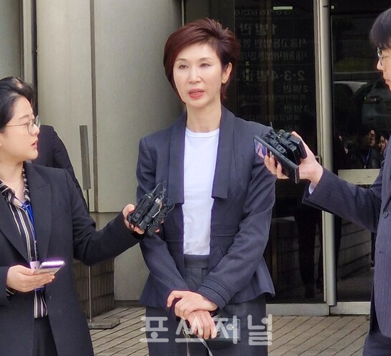 노소영 아트센터 나비 대표가 2024년 4월16일 최태원 SK그룹 회장과의 이혼소송 항소심 2차 변론기일에 참석한 뒤 법정을 나서며 취재진의 질문에 답하고 있다./사진=서영길 기자