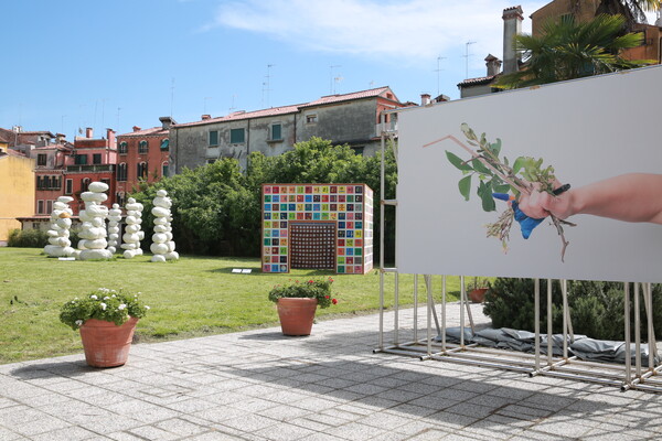 현대자동차가 20일부터 11월 24일(현지시간)까지 이탈리아 베니스 자르디니 공원에서 개최되는 ‘제60회 베니스 비엔날레 국제 미술전’의 한국관 공식 후원사로 참여한다. 제60회 베니스 비엔날레 한국관 ‘구정아-오도라마 시티’ 2024 전시 전경./사진=필라 코리아스 런던, PKM 갤러리 서울, Photo Mark Blower