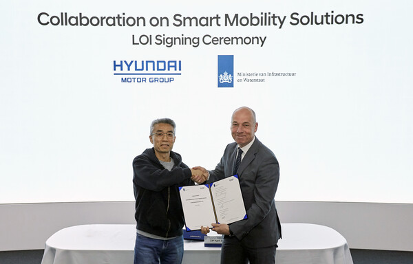 현대차·기아는 2024년 4월 23일 경기 화성시 남양기술연구소에서 네덜란드 정부와 ‘스마트 교통안전 정보 공유를 위한 협약’을 체결했다. 현대차∙기아 AVP본부장 송창현 사장(왼쪽)과 네덜란드 교통부 키스 반 더 버그 차관이 협약식에서 기념 사진을 촬영하고 있다./사진=현대자동차