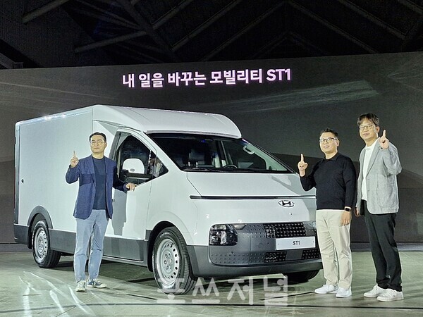 현대자동차가 새로운 전동화 비즈니스 플랫폼인 'ST1'의 물류 특화 모델 카고와 카고 냉동을 2024년 4월 24일 출시했다. (왼쪽부터) 정유석 현대차 국내사업본부장(부사장), 민상기 현대차 PBV 사업실장, 오세훈 현대차 PBV 디밸롭먼트 상무가 ST1 앞에서 기념사진을 찍고 있다./사진=서영길 기자