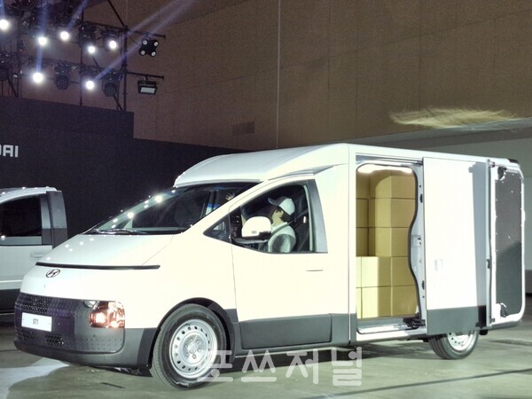 ST1 카고 적재함의 측면에는 슬라이딩 도어, 후면에는 트윈 스윙 도어가 적용됐다. 측면과 후면 도어에 모두 전동식 잠김 시스템이 반영돼 걸쇠 형태가 아닌 승용차의 도어처럼 전동으로 적재함 도어를 열고 잠글 수 있다./사진=서영길 기자