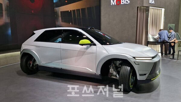 2024년 4월24일 서울 강남구 코엑스에서 열리고 있는 제37회 세계 전기자동차 학술대회 및 전시회(EVS37)에서 현대모비스는 크랩 주행 등이 가능한 실증차 '모비온'을 전시장 전면에 내세웠다. 현대모비스는 모비온 실증차를 부스내에서 실제 구동해 관람객들로부터 큰 호응을 받았다./사진=서영길 기자