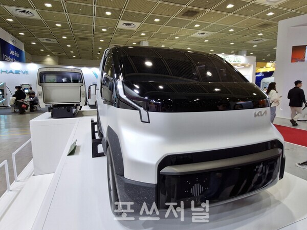 2024년 4월24일 서울 강남구 코엑스에서 열리고 있는 제37회 세계 전기자동차 학술대회 및 전시회(EVS37)에서 현대차그룹은 PBV(목적기반차량)을 전면에 내세워 관람객들의 눈길을 사로잡았다. 운전석 후면의 모듈을 목적에 따라 자유자재로 변환 가능한 이지스왑은 운전석을 제외한 차량의 후면인 라이프 모듈을 쉽고 간단하게 바꾸는 어퍼바디 교환 기술이다./사진=서영길 기자