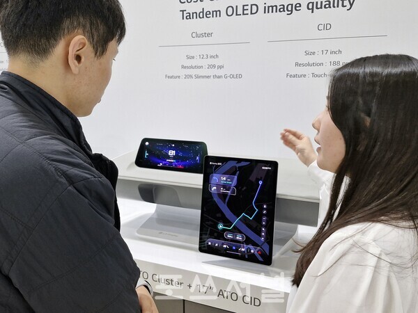 2024년 4월24일 서울 강남구 코엑스에서 열리고 있는 제37회 세계 전기자동차 학술대회 및 전시회(EVS37). LG그룹 전시장 내 LG디스플레이 코너에서 탠덤 OLED 기술 기반으로 가격 경쟁력을 높인 ATO(Advanced Thin OLED)의 제품에 대해 관람객이 회사 관계자로부터 설명을 듣고 있다./사진=서영길 기자