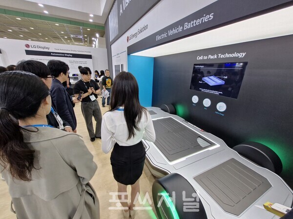 2024년 4월24일 서울 강남구 코엑스에서 열리고 있는 제37회 세계 전기자동차 학술대회 및 전시회(EVS37)에 참가한 LG에너지솔루션의 셀투팩 모습./사진=서영길 기자