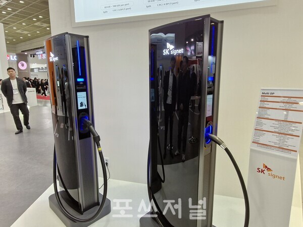 2024년 4월24일 서울 강남구 코엑스에서 열리고 있는 제37회 세계 전기자동차 학술대회 및 전시회(EVS37)에 참가한 SK시그넷의 400㎾(킬로와트)급 초급속 충전기 V2./사진=서영길 기자