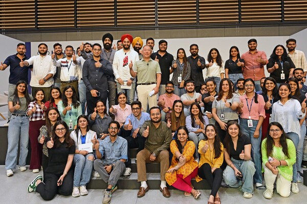 현대자동차그룹 정의선 회장이 현대차그룹 정의선 회장이 세계적 경제 대국으로 부상한 인도를 방문, 현지의 미래 성장전략을 점검하고 타운홀미팅을 통해 현지 직원들과 직접 소통했다. 정 회장과 경영진들이 타운홀미팅을 마친 후 직원들과 함께 기념촬영을 하고 있다./사진=현대자동차그룹