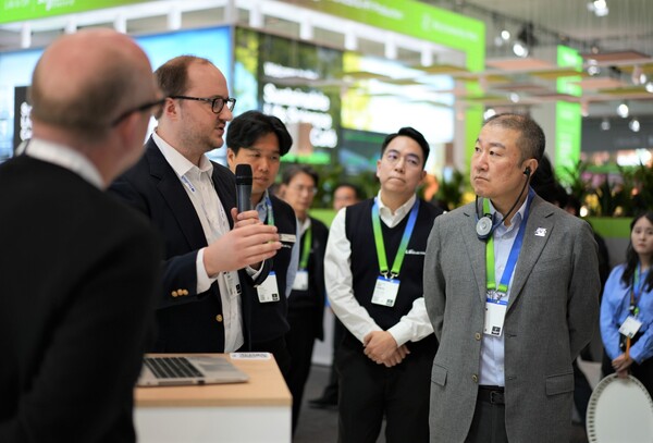 구자은 LS그룹 회장(오른쪽)이 '獨 하노버 메세 2024'의 LS일렉트릭 부스에서 '사이트머신 데이터플랫폼'에 대한 설명을 듣고 있다./사진=LS그룹