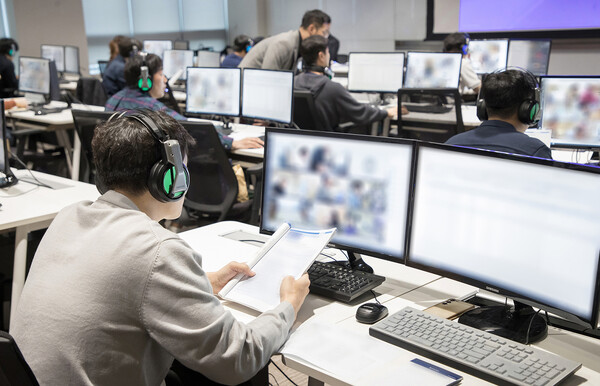 2024년 4월 20일 경기도 용인에 위치한 삼성전자 인재개발원에서 삼성전자 감독관들이 삼성직무적성검사에 앞서 응시자들을 대상으로 예비 소집을 진행하고 있다. /삼성전자