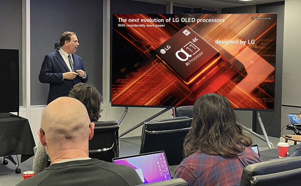 LG전자 해외 법인에서 전문가를 대상으로 AI 화질/음질 엔진 '알파11 AI 프로세서'에 대해 설명하고 있다./사진=LG전자
