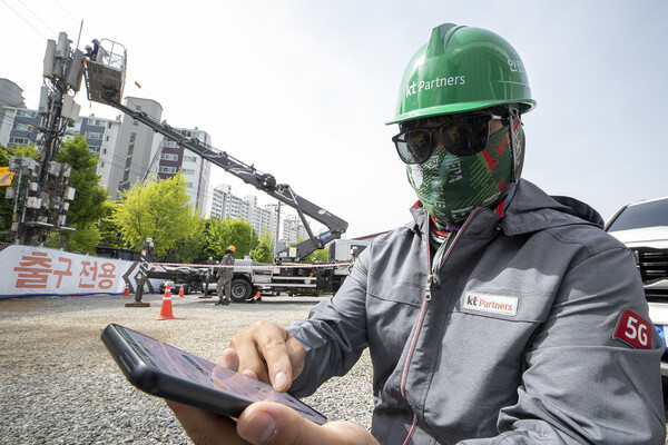 KT 협력사 작업자가 올 인 세이프티 모바일 앱으로 표준화된 작업계획서를 전산에 등록하고 AI의 검토 결과를 받고 있다./사진=KT