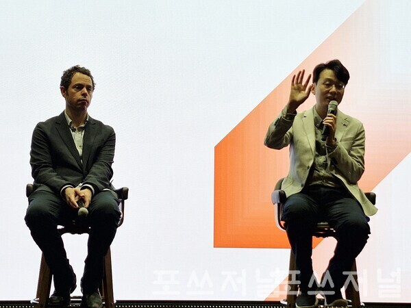 SK텔레콤은 2024년 4월 30일 오전 서울 을지로 SKT타워에서 '텔코LLM' 기자설명회를 열어 5G 요금제, T멤버십, 공시지원금 등 한국의 통신 전문 용어와 AI(인공지능) 윤리가치와 같은 통신사의 내부 지침을 학습한 텔코LLM을 개발 중이라고 밝혔다. 정민영 SKT AI플랫폼 담당과 에릭 데이비스 SKT AI Tech Collaboration담당이 기자들의 질문에 답변하고 있다./사진=서영길 기자