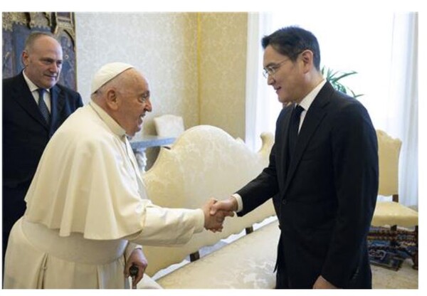 이재용 삼성전자 회장이 20204년 4월 27일(현지시간) 바티칸 사도궁에서 프란치스코 교황과 만나 악수하고 있다. /바티칸 미디어 제공. 연합뉴스