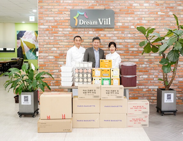 김현실 강남드림빌 사무국장(가운데)과 바디프랜드 관계자들이 기념촬영을 하고 있다./사진=바디프랜드