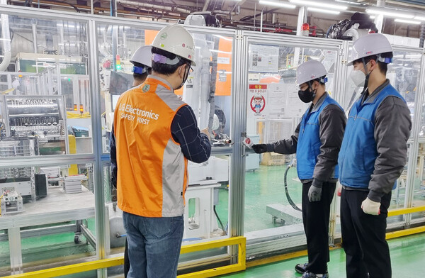 LG전자 직원이 창원 소재 협력사의 공장을 방문해 협력사 직원과 함께 ESG 리스크 관리 현장 점검을 실시하고 있다./2024.5.6.LG전자