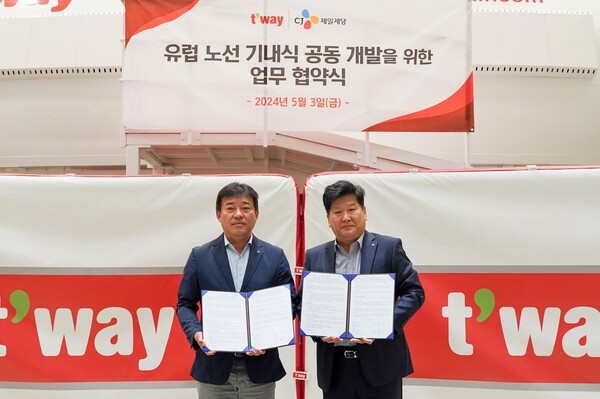 박충일 CJ제일제당 B2B 사업본부 본부장(오른쪽)과 김형이 티웨이항공 경영본부장이 2024년 5월 3일 ‘유럽 노선 기내식 공동 개발을 위한 업무 협약식’에서 기념사진을 촬영하고 있다. / 사진=CJ제일제당