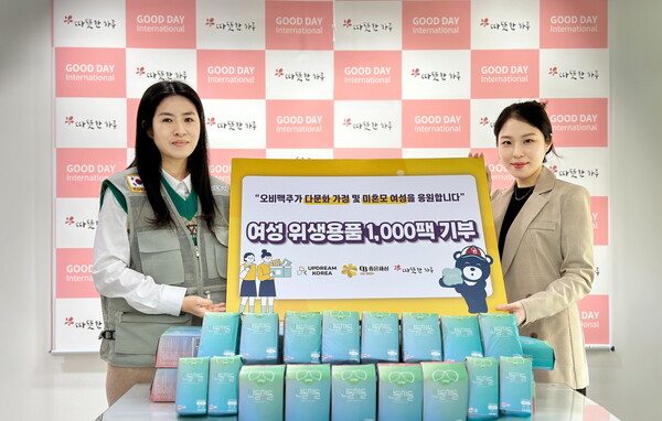 (왼쪽)박윤미 따뜻한 하루 기획홍보국 국장과 최하희 업드림코리아 매니저가 2024년 5월 13일 서울시 구로구 소재 따뜻한 하루 본사에서 열린 기부물품 전달식에서 기념사진을 찍고 있다. / 사진=오비맥주