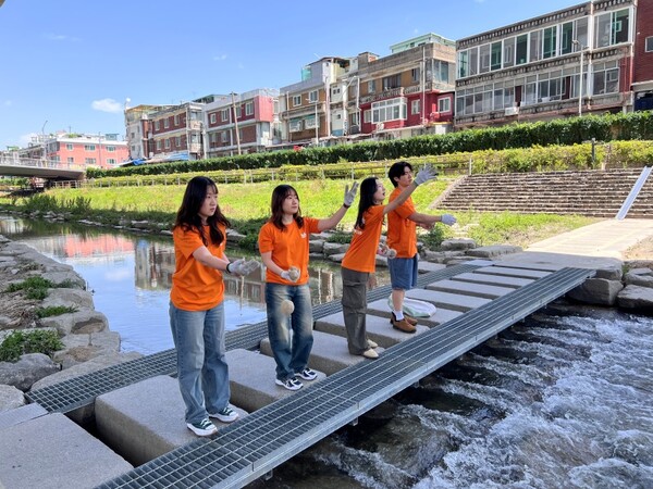 BSR 봉사단이 2024년 5월 12일 서울 동대문구 소재의 중랑천 일대에서 봉사활동을 하고 있다. / 사진=bhc그룹