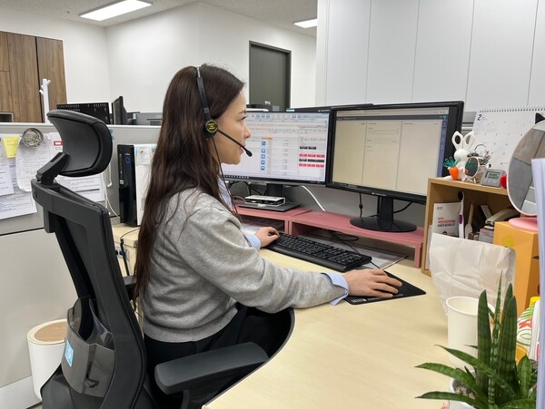 건강보험공단 고객센터 상담사가 KT의 ‘목소리인증‘ 솔루션이 적용된 AICC 솔루션을 이용해 고객 상담을 진행하고 있는 모습./사진=KT