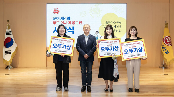 '제4회 푸드에세이 공모전 시상식' 수상자들이 2024년 5월 16일 서울시 강남구 오뚜기센터 풍림홀에서 기념촬영을 하고 있다. / 사진=오뚜기