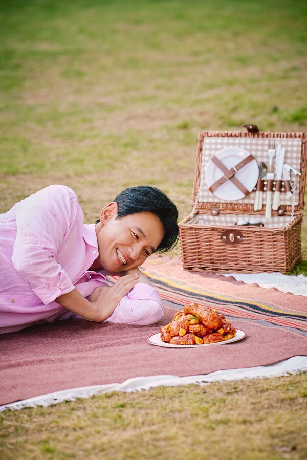 bhc치킨 새 모델로 발탁된 배우 황정민 / 사진=bhc