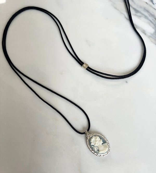 디 애퍼처 빈티지 블루 카메오 목걸이./사진=삼성물산 패션부문