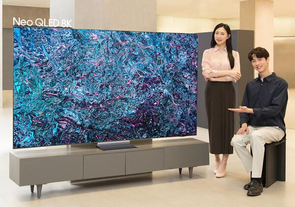 삼성전자 모델이 2024년형 Neo QLED 8K TV 신제품을 소개하고 있다. / 사진=삼성전자