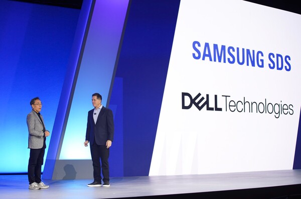 2024년5월 20일(현지시간) 미국 라스이거스에서 열린 델 테크놀로지스 월드 2024에서 황성우 삼성SDS 대표이사 사장이 마이클 델 델 테크놀로지스 회장과 함께 기조연설을 하고 있다. /삼성SDS