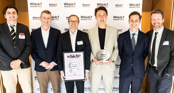 LG전자 영국법인 관계자들이 2024년 5월 20일(현지시간) 영국에서 개최된 '위치 어워드 2024'에서 수상 기념 촬영을 하고 있다. / 사진=LG전자