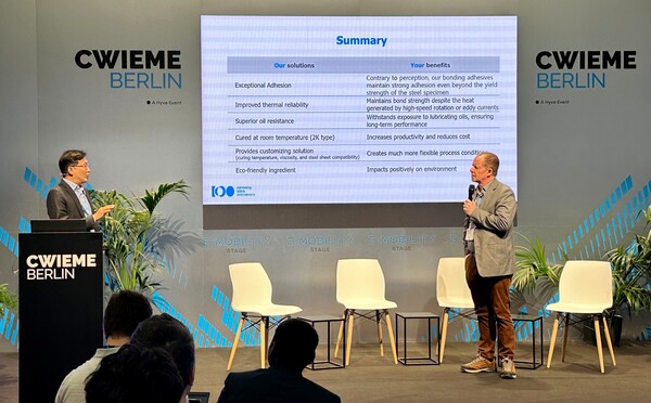 이치완 삼양사 연구소장이 2024년 5월 15일 독일 베를린에서 열린 ‘CWIEME 2024’에서 자체 개발한 전기차용 접착제의 특징을 소개하고 있다. / 사진=삼양홀딩스