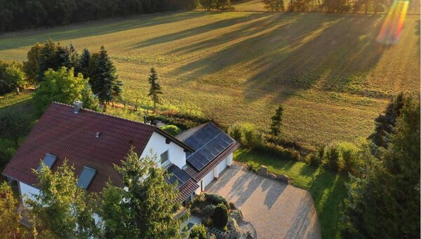 한화큐셀의 주택용 에너지 솔루션이 설치된 미국 주택 전경./사진=한화솔루션 큐셀부문