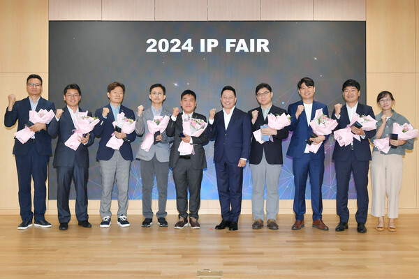 2024년 5월 21일 삼성SDI 기흥 본사에서 열린 'IP Fair'에서 최윤호 삼성SDI 대표이사 사장(왼쪽에서 여섯번째)과 수상자들이 기념 사진을 찍고 있다./삼성SDI