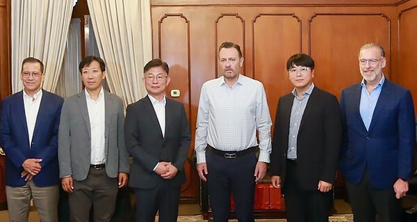 2024년 5월 21일(현지시간) 멕시코 케레타로주 주지사 사무실에서 열린 공장 건설 관련 협의 후 참석자들이 기념촬영을 하고 있다. (왼쪽 세 번째부터) 변정일 LSCUS 법인장, 마우리시오 쿠리(Mauricio Kuri) 케레타로주 주지사, 한석원 LSCUS 영업담당, 마르코 델 프레테(Marco Del Prete) 개발부 장관./LS전선