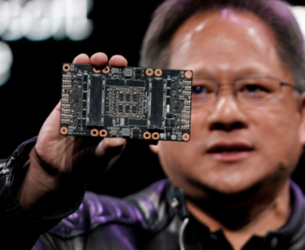 엔비디아 젠슨 황 최고경영자가 자사의 인공지능 서버용 그래픽처리장치(GPU)를 들어보이고 있다./로이터연합