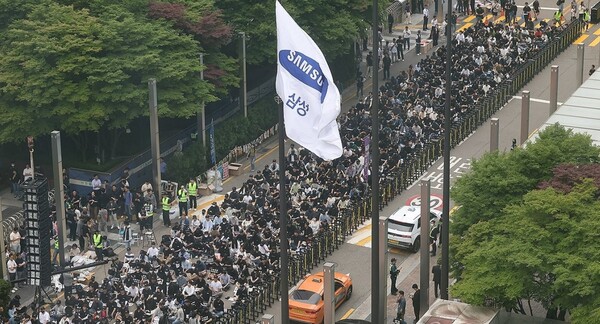 삼성전자 노동조합 조합원들이 2024년 5월 24일 오후 서울 강남구 삼성전자 사옥 앞에서 노동조합과의 교섭을 촉구하며 문화 행사를 열고 있다. /연합뉴스