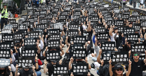 삼성전자 노동조합 조합원들이 2024년 5월 24일 오후 서울 강남구 삼성전자 사옥 앞에서 노동조합과의 교섭을 촉구하는 손팻말을 들고 있다. /연합뉴스