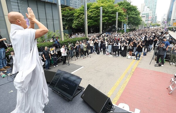 '뉴진스님'으로 활동하는 개그맨 윤성호가 2024년 5월 24일 오후 서울 강남구 삼성전자 사옥 앞에서 열린 '전국삼성전자노조 문화행사'에서 신나는 무대를 선보이고 있다. /연합뉴스