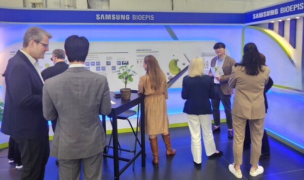 삼성바이오에피스가 2024년 5월 23일부터 26일까지(현지시간) 유럽 신장학회 연례 미팅(ERA 2024)에 참가해 홍보 부스를 방문한 참가자들에게 회사와 제품을 소개하고 있다./삼성바이오에피스