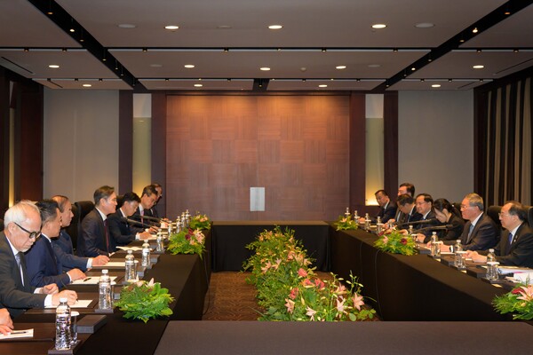  2024년 5월 26일 서울 신라호텔에서 이재용 삼성전자 회장과 리창 중국 총리(맨 오른쪽에서 두번째) 일행이 면담하고 있다./삼성전자