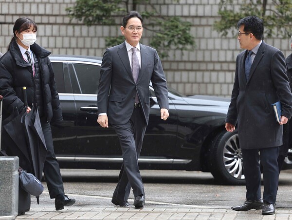이재용 삼성전자 회장이 5일 오후 서울 서초구 서울중앙지방법원에서 열린 삼성그룹 경영권 승계 관련 부당합병·회계부정 혐의 1심 선고 공판에 출석하기 위해 법정으로 향하고 있다. 2024.2.5/연합