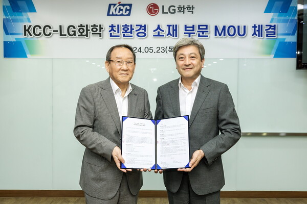 LG화학 이종구 부사장(오른쪽)과 KCC 김상훈 부사장이 협약식을 마치고 기념 촬영을 하고있다./사진=LG화학