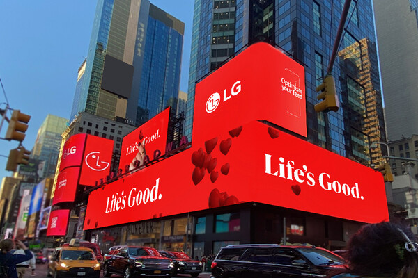 2024년 5월 7일 미국 뉴욕 타임스스퀘어 전광판에서 LG전자의 Life's Good 캠페인 홍보 영상이 상영되고 있다./사진=LG전자 
