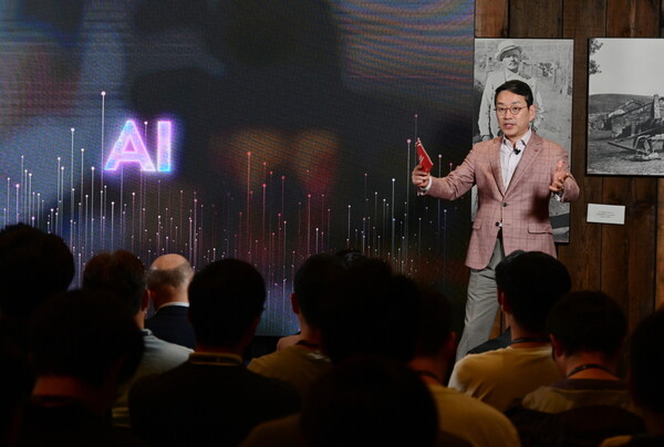 LG전자 조주완 CEO가 현지시간 2024년 5월 11일 미국 캘리포니아주 쿠퍼티노에서 열린 해외 인재채용 프로그램 'LG전자 북미 테크 콘퍼런스'를 주관하며 참석자들에게 회사 AI 전략과 사업 비전을 발표하고 있다/LG전자