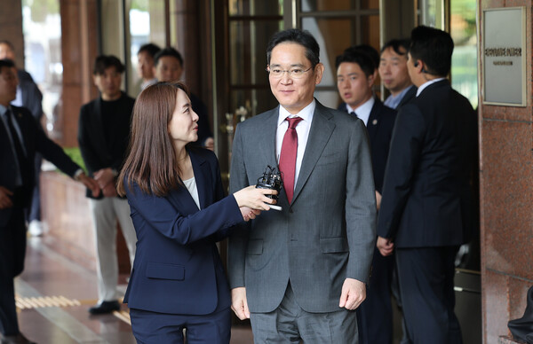 이재용 삼성전자 회장이 2024년 5월 28일 오후 무함마드 빈 자예드 알 나흐얀 아랍에미리트(UAE) 대통령과의 티타임을 마치고 서울 시내 한 호텔을 나서고 있다./사진=연합뉴스