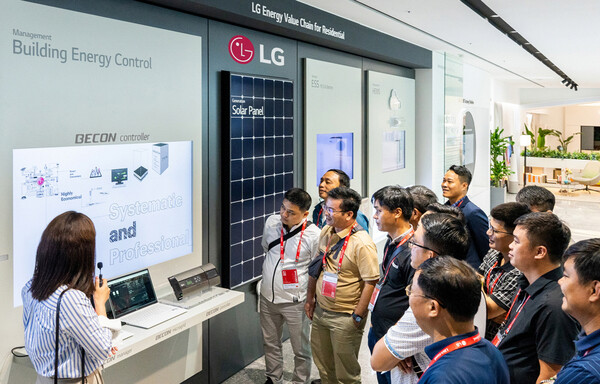 아시아 냉난방공조 컨설턴트들이 2024년 5월 29일 마곡 LG 사이언스 파크에서 LG전자의 건물 에너지 관리 솔루션(비컨)을 소개받고 있다. / 사진=LG전자