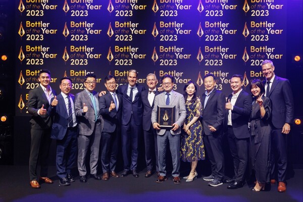 상패를 들고 있는 박윤기 롯데칠성음료 대표이사(가운데)와 라몬 라구아르타 펩시코 최고경영자 (박윤기 대표이사 사진기준 왼쪽)가 5월 23일 싱가포르에서 열린 'IFC 2024' 행사에서 기념사진을 찍고 있다. / 사진=롯데칠성음료